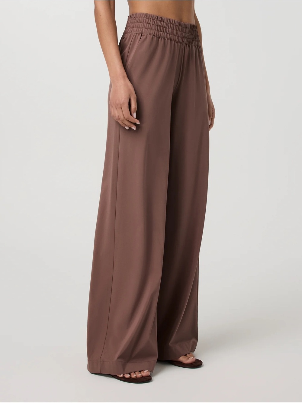 Vuori Villa Wide-Leg in Chocolate (short) - Picture 2 of 12